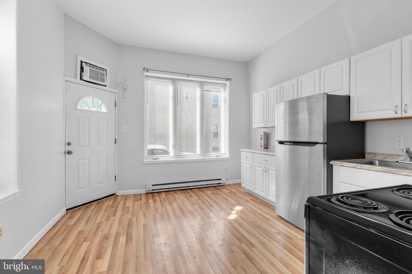 2641 E Madison St Property Photo 4