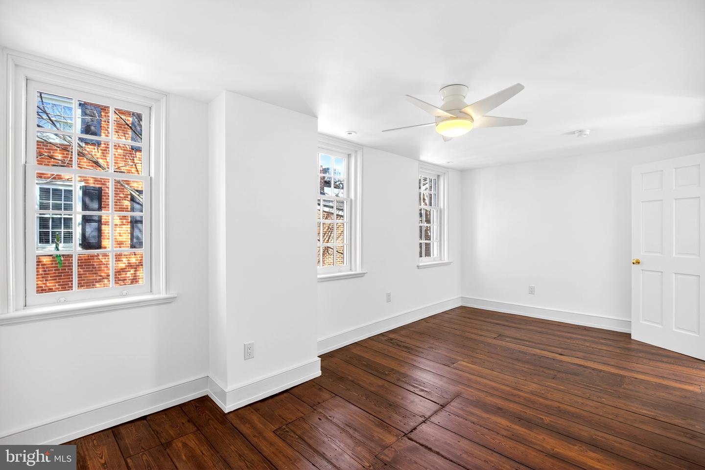 303 S American St Property Photo 16