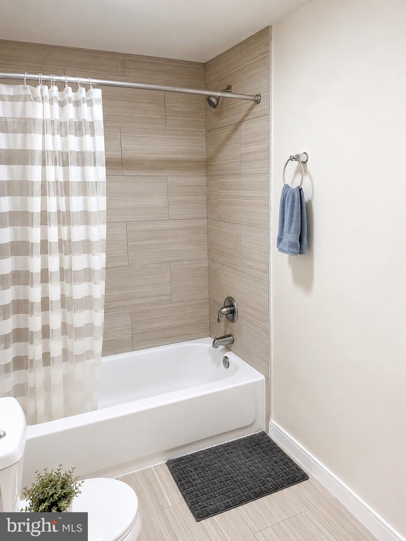 416-18 N Wiota St #unit 1 Property Photo 3