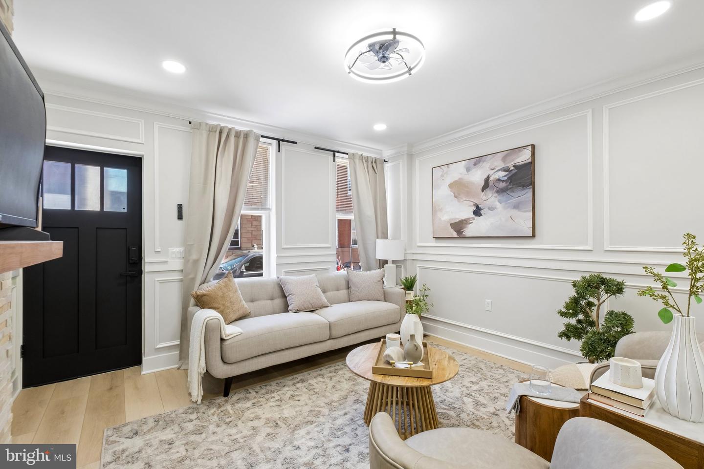 2076 E Monmouth St Property Photo 6