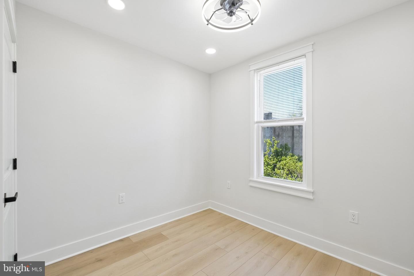 2076 E Monmouth St Property Photo 27