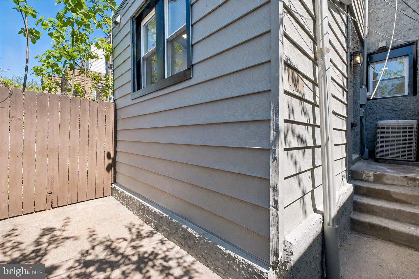 2076 E Monmouth St Property Photo 33