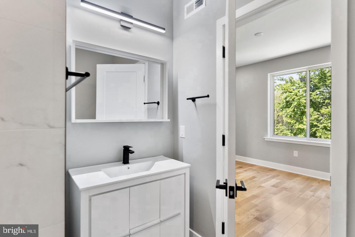 3037 W Sedgley Ave #2 Property Photo 8