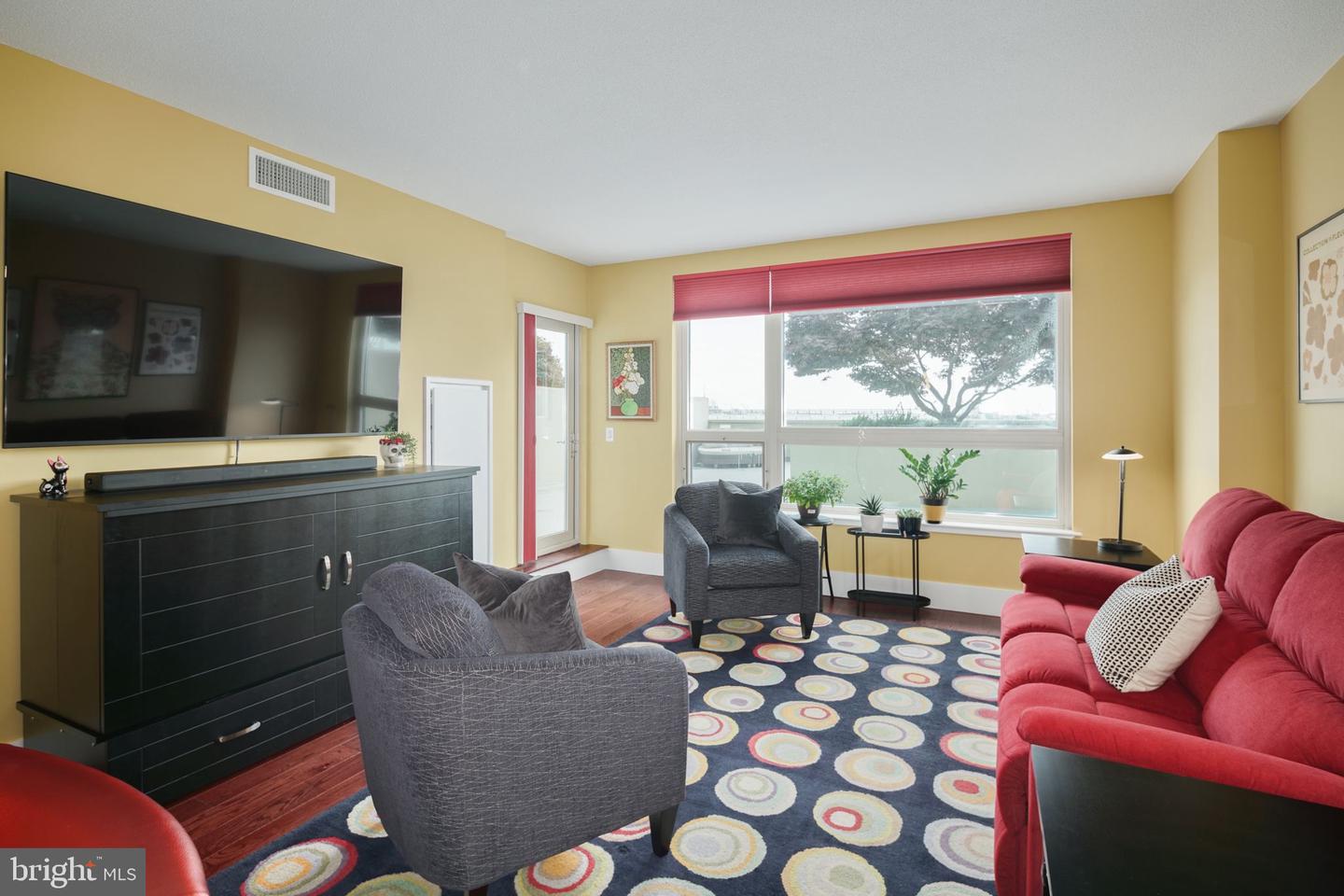 717 S Columbus Blvd #406 Property Photo 2