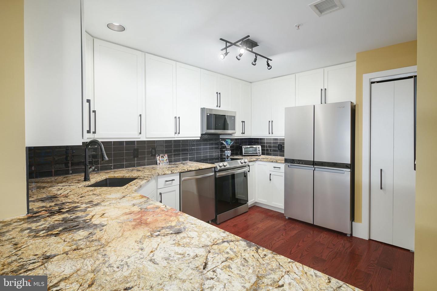 717 S Columbus Blvd #406 Property Photo 8