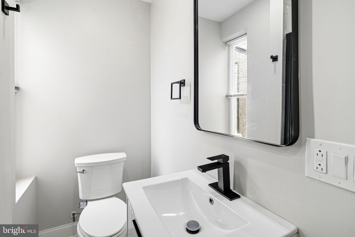 2040 Fernon St Property Photo 11