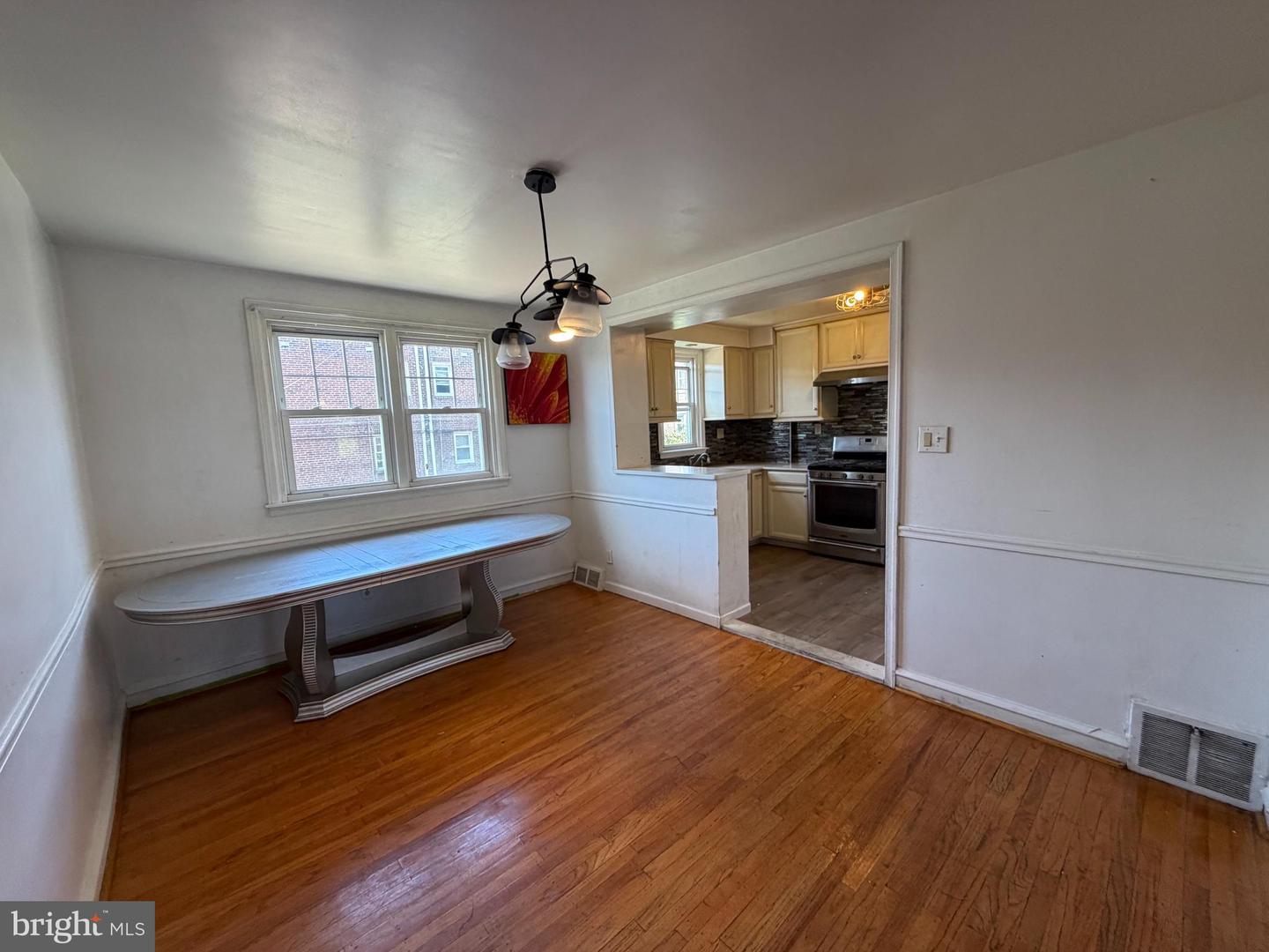 1836 Faunce St Property Photo 3