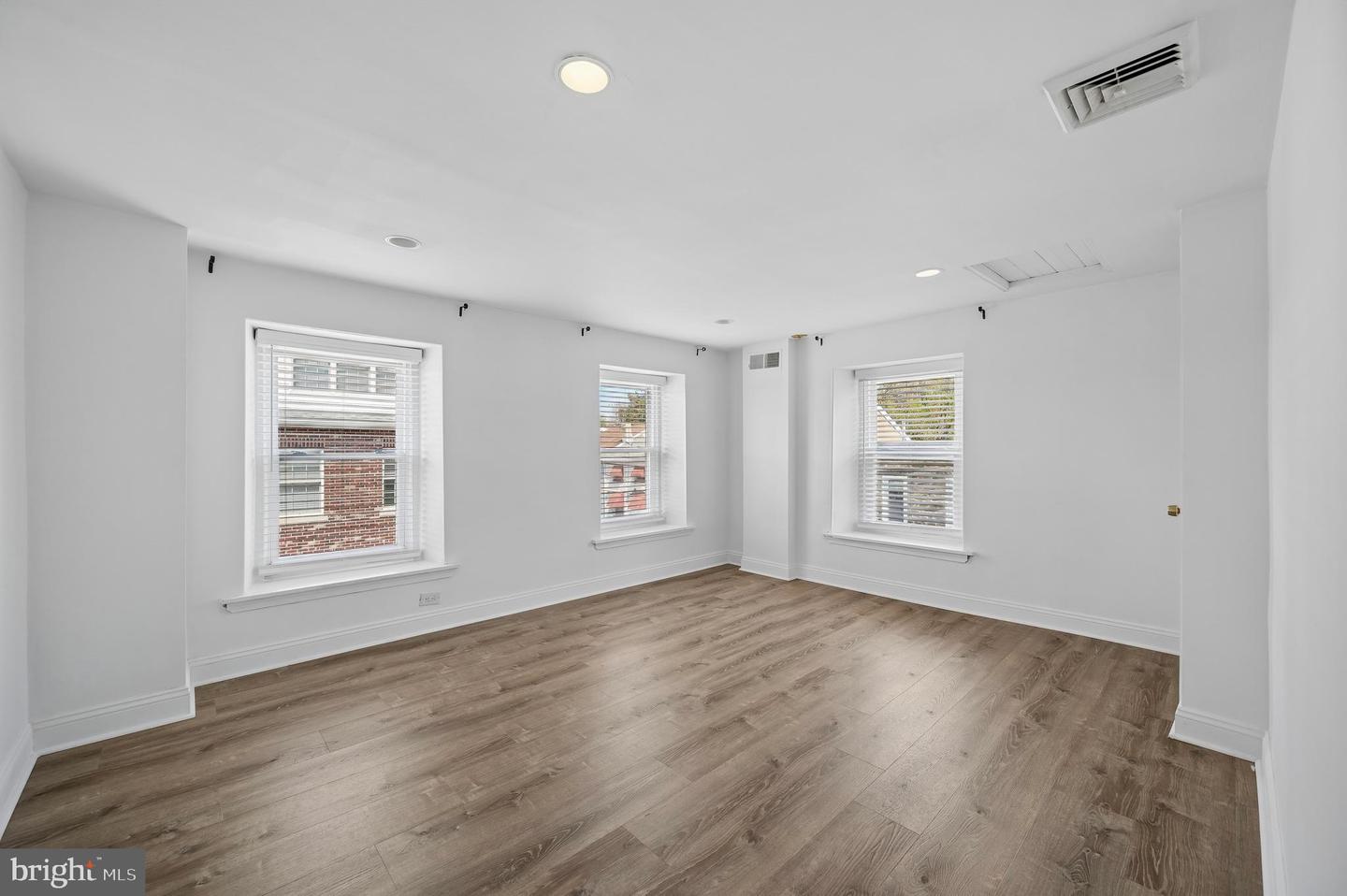 447 Dupont St Property Photo 18