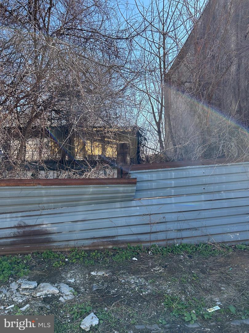 2525 N MUTTER ST Property Photo 1