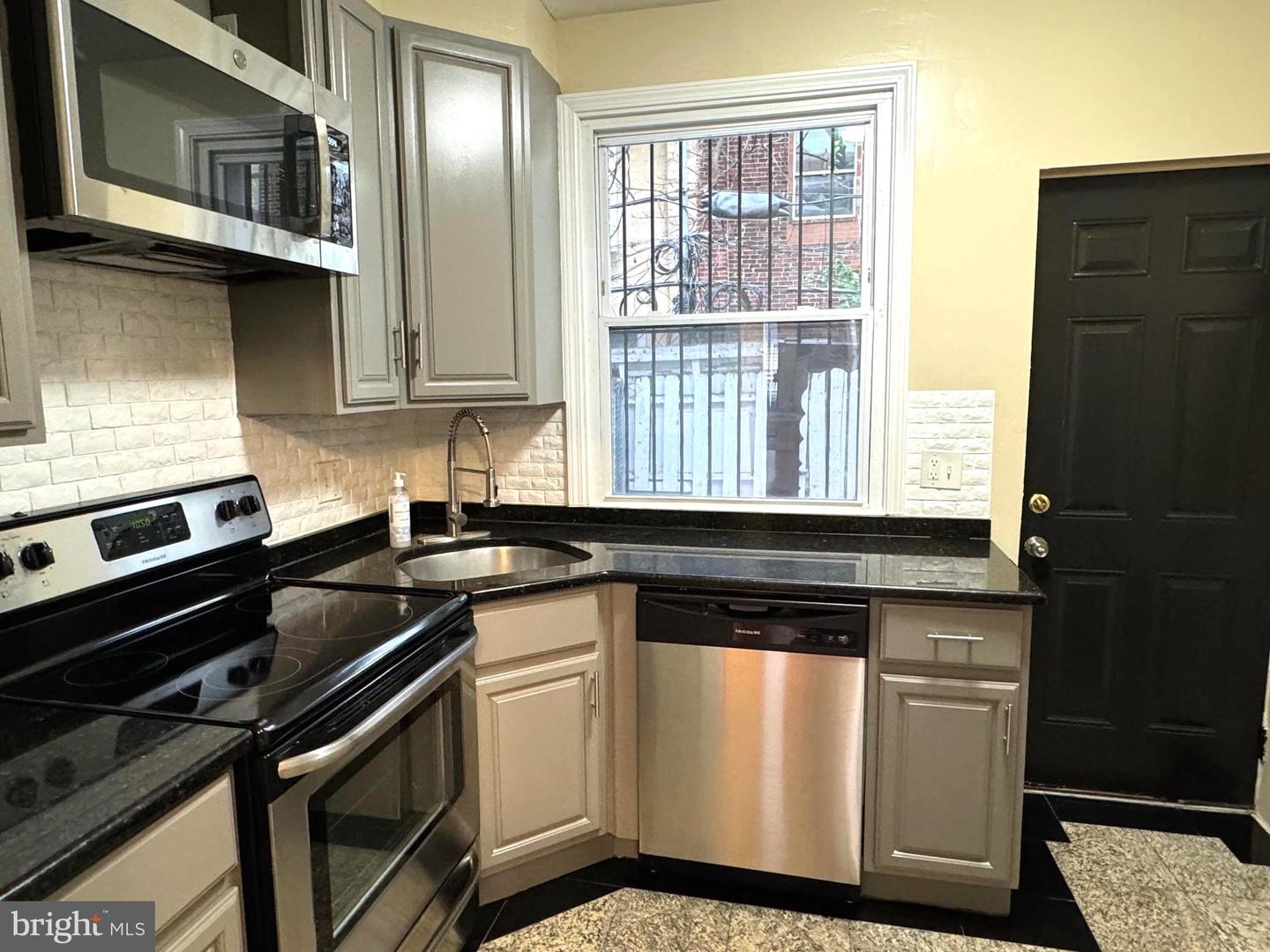 2122 Mcclellan St Property Photo 5