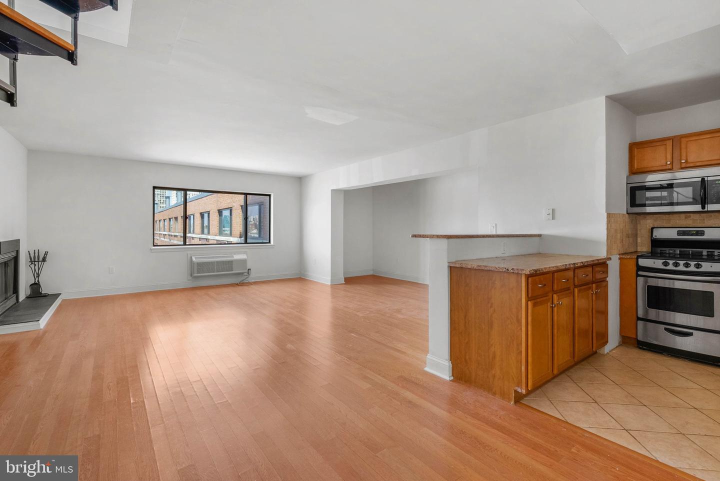 200-10 Lombard St #815 Property Photo 3