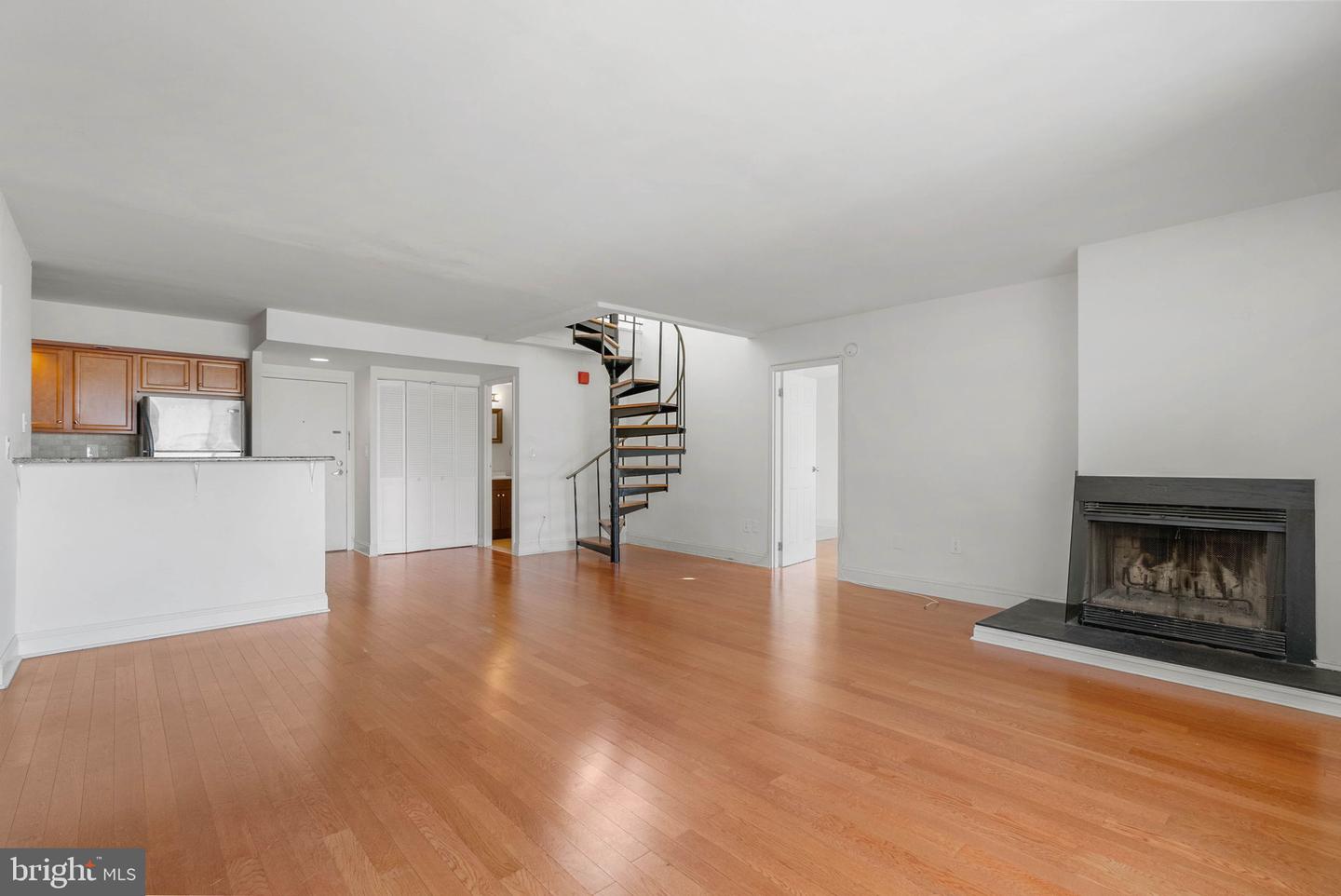 200-10 Lombard St #815 Property Photo 4