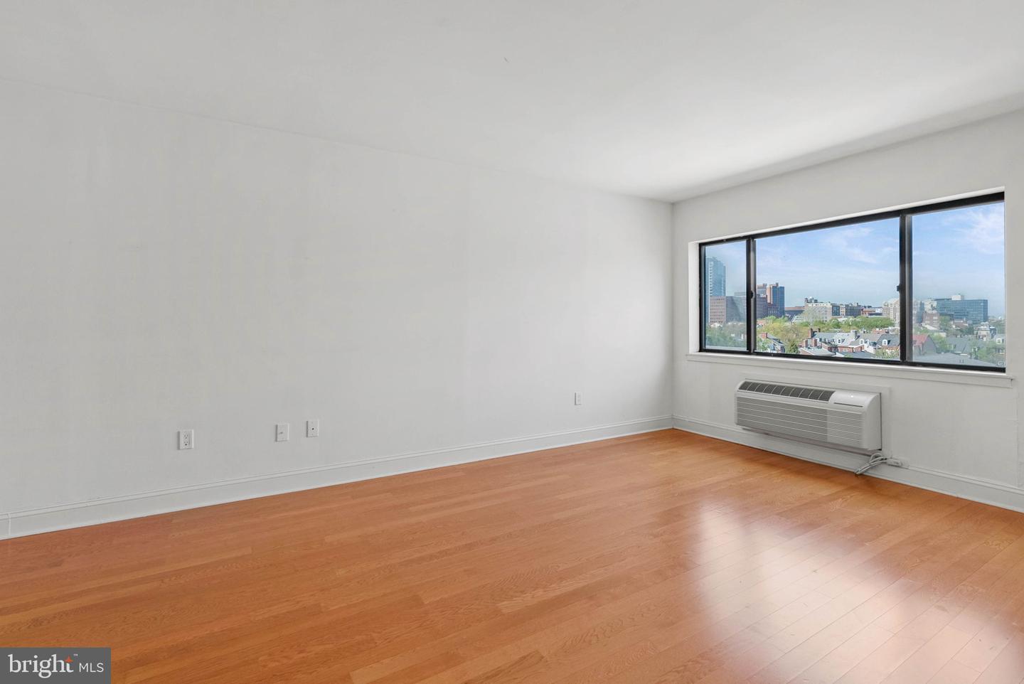 200-10 Lombard St #815 Property Photo 6