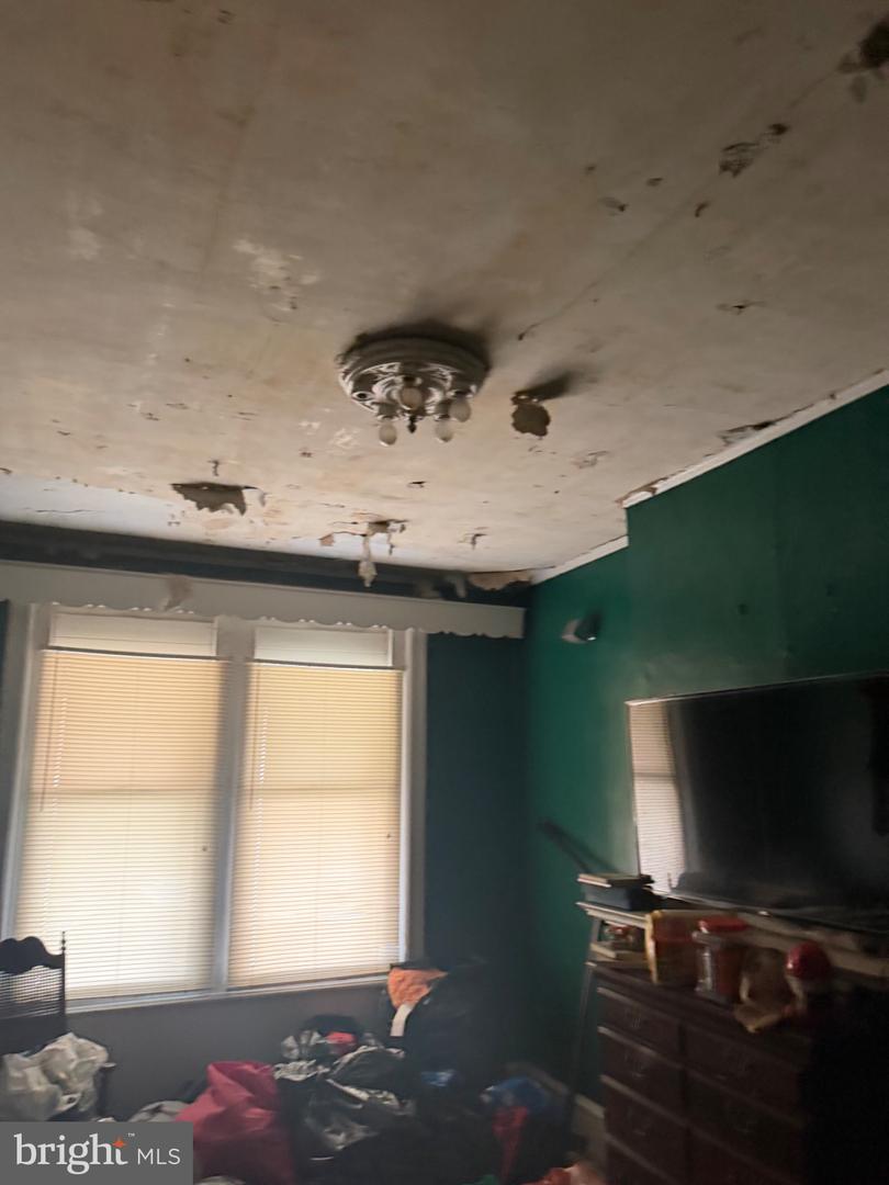 2018 W Ontario St Property Photo 6