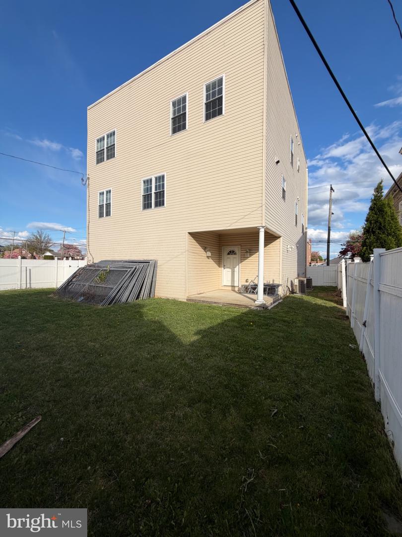 7804-00 Large St Property Photo 8
