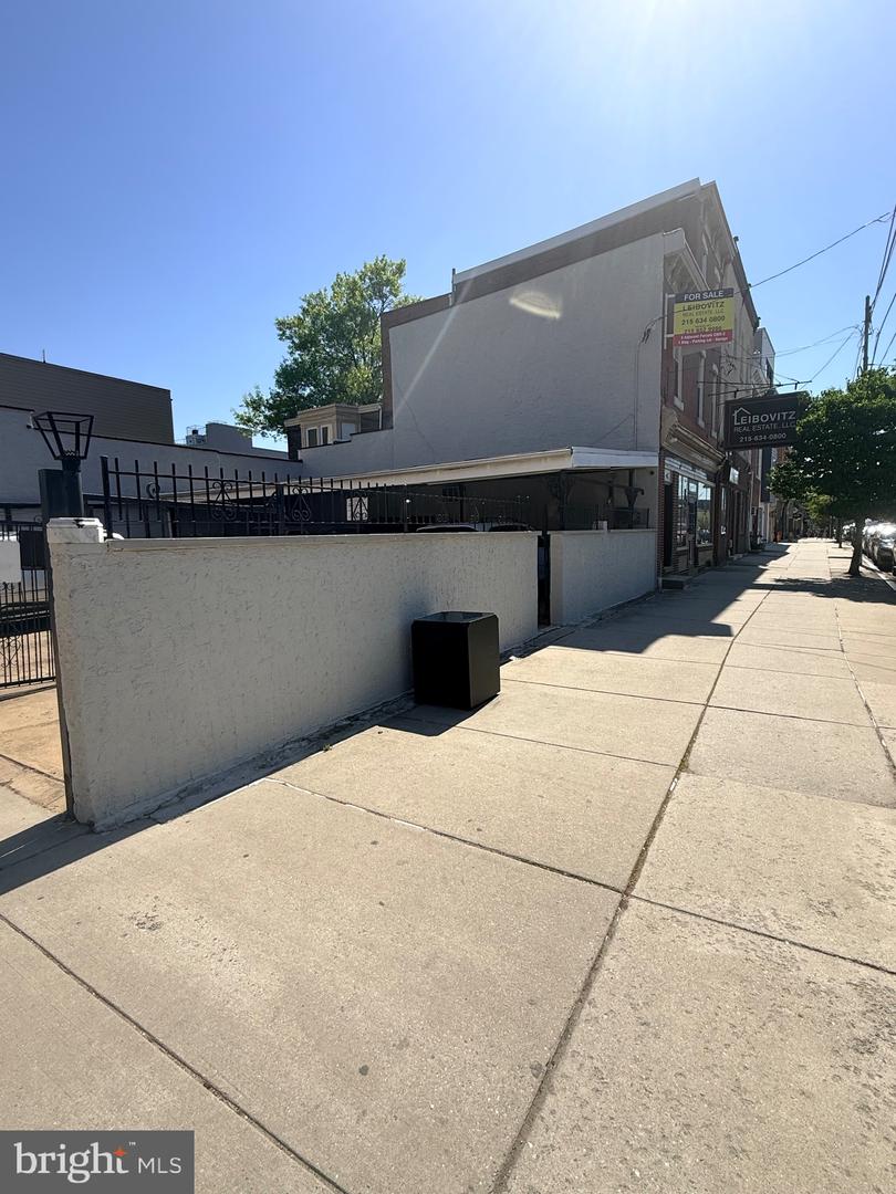 330-32 E Girard Ave Property Photo 6