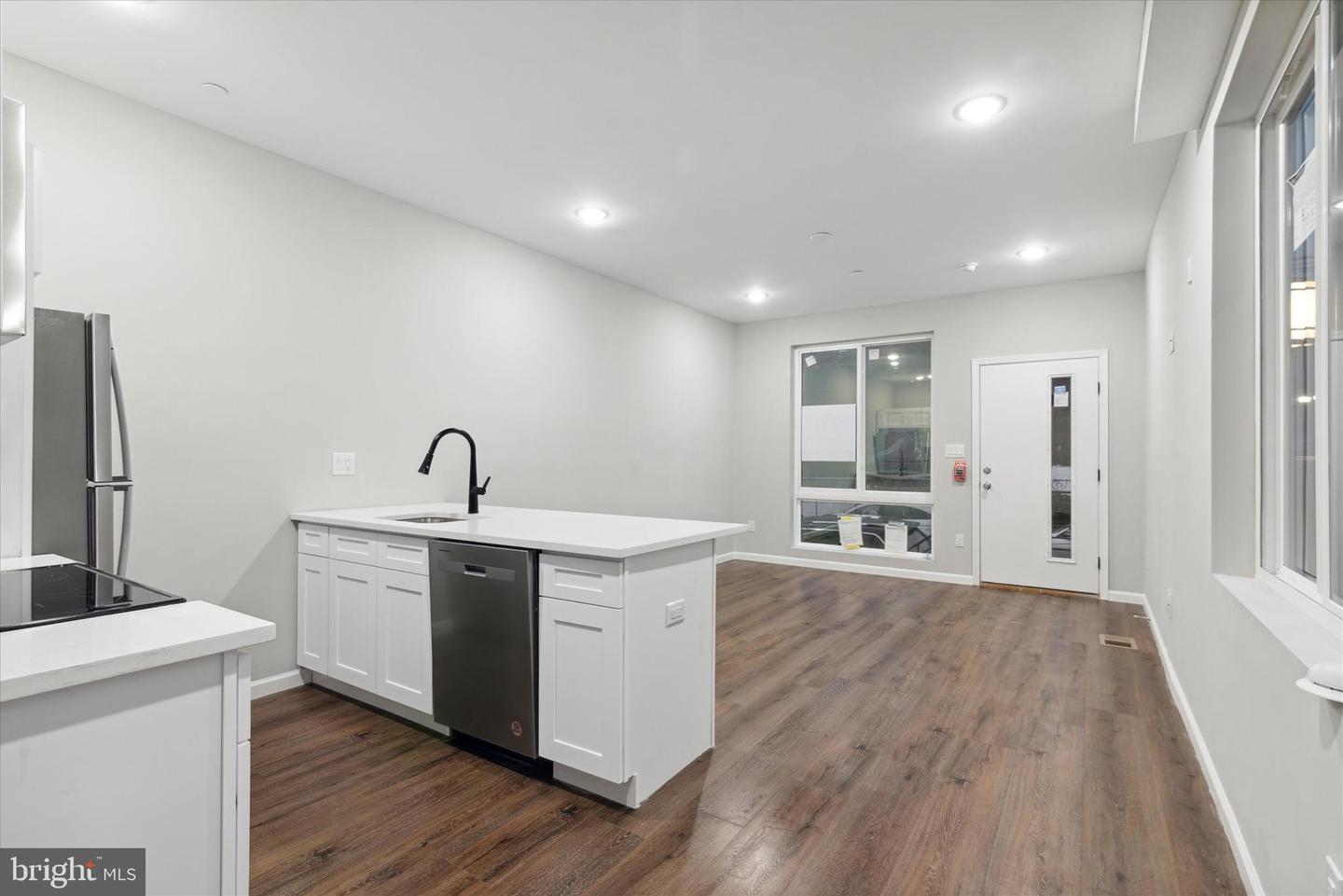 1230 N Marshall St Property Photo 3