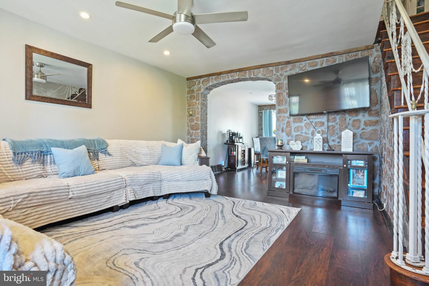 7242 Algard Property Photo 4