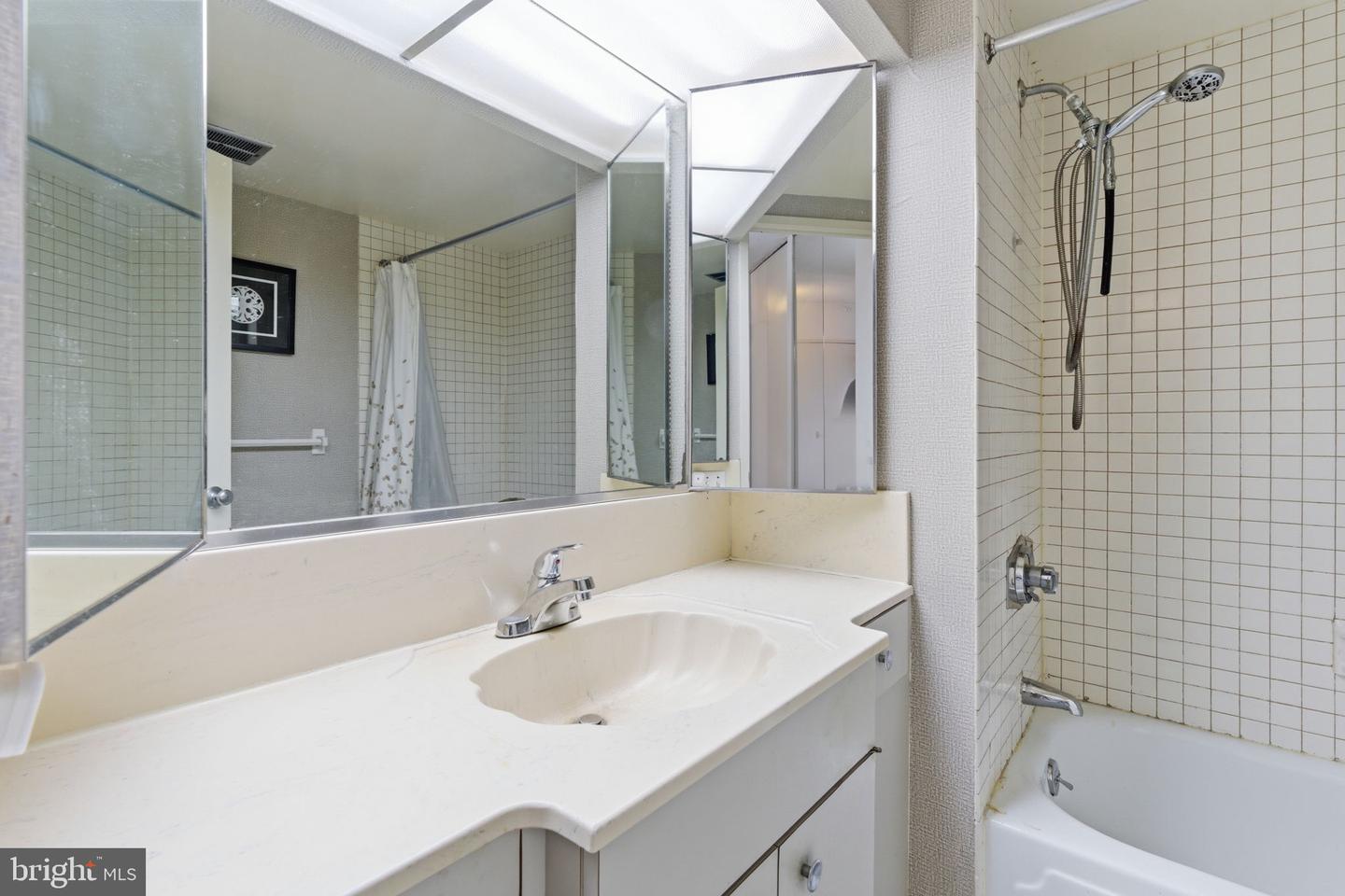 1326-42 Spruce St #1202 Property Photo 17