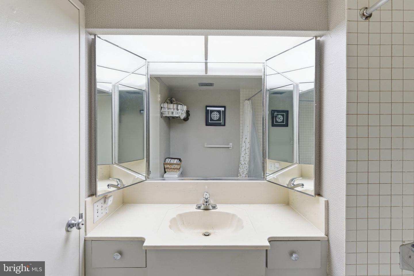 1326-42 Spruce St #1202 Property Photo 18