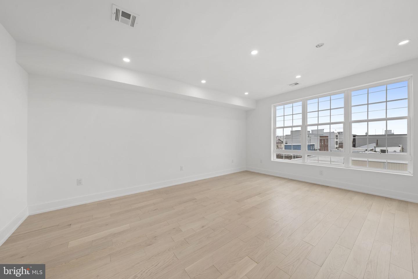 2552 E Somerset St Property Photo 29