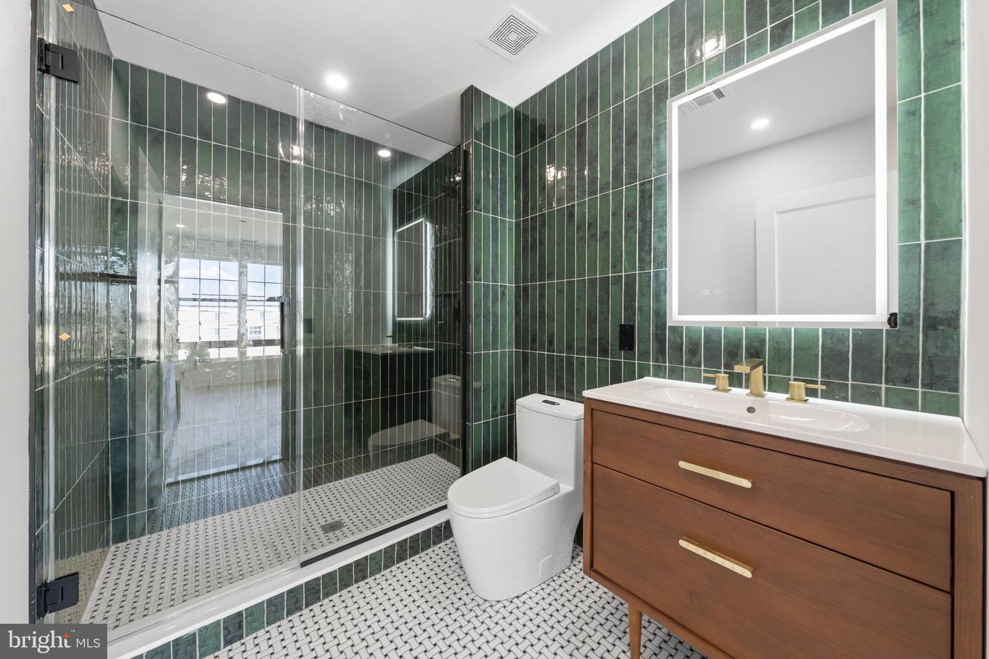 2552 E Somerset St Property Photo 37