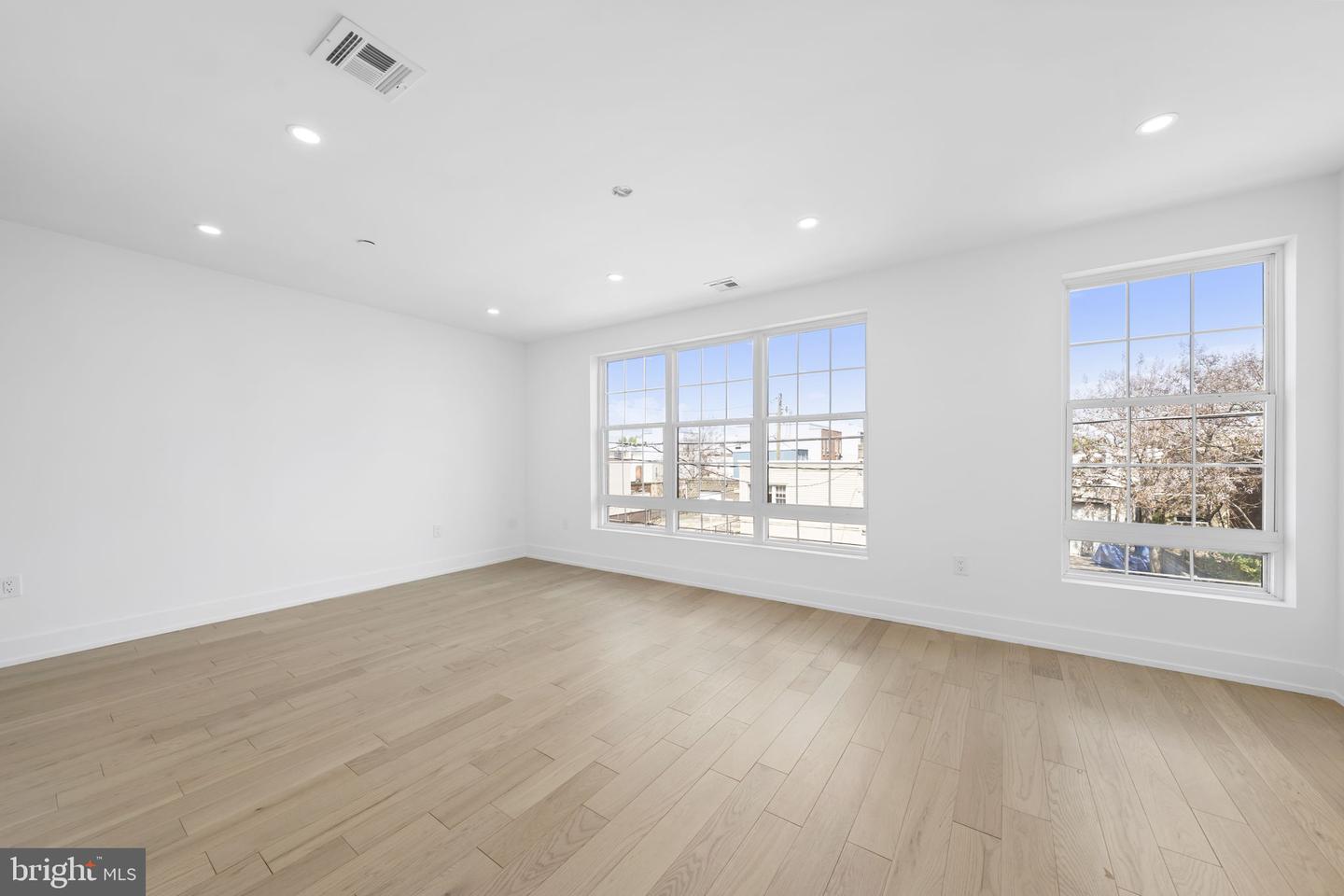 2552 E Somerset St Property Photo 43