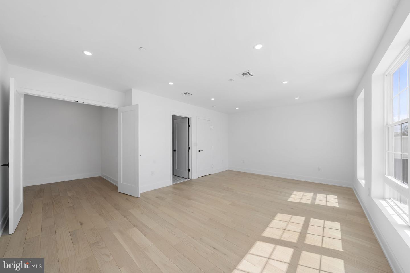 2552 E Somerset St Property Photo 48