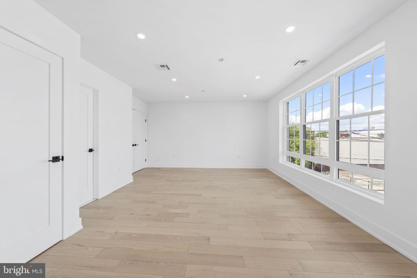 2552 E Somerset St Property Photo 49
