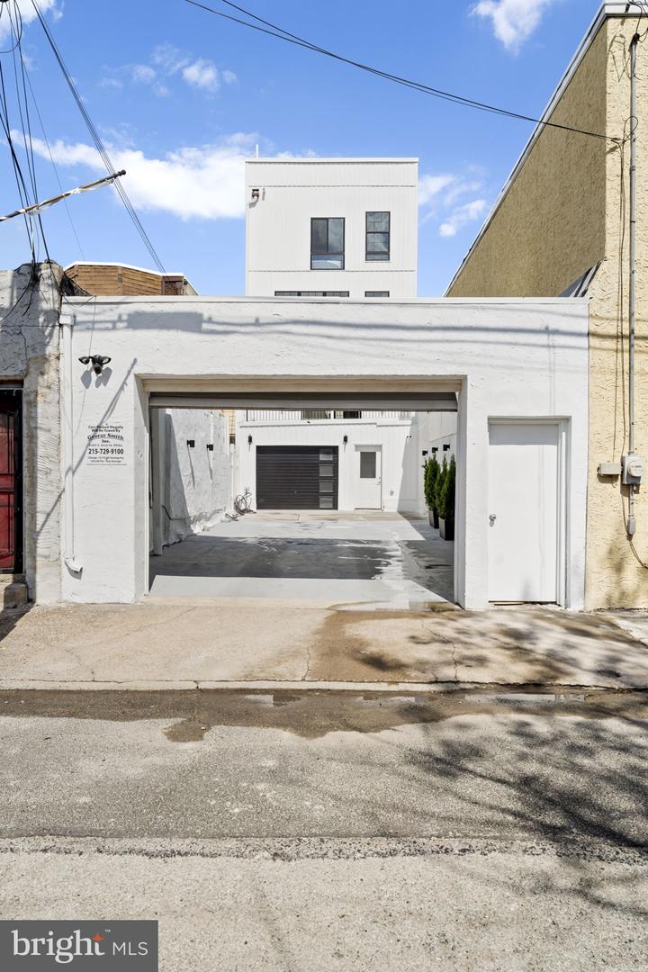 2552 E Somerset St Property Photo 61