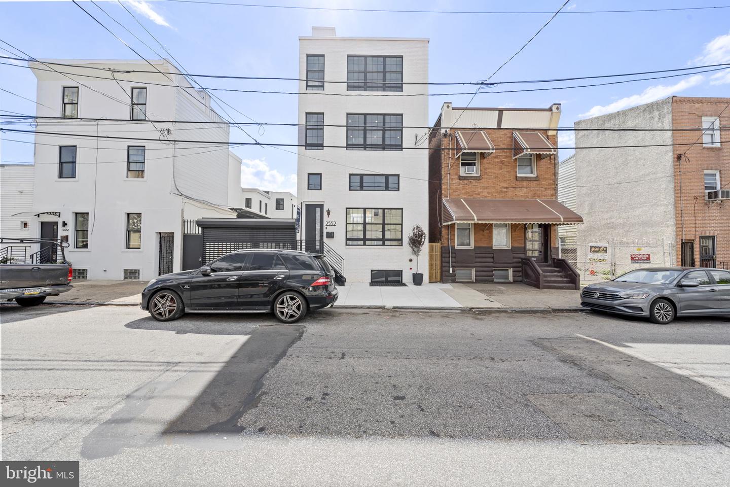 2552 E Somerset St Property Photo 65