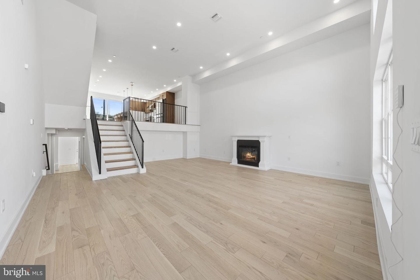 2552 E Somerset St Property Photo 68