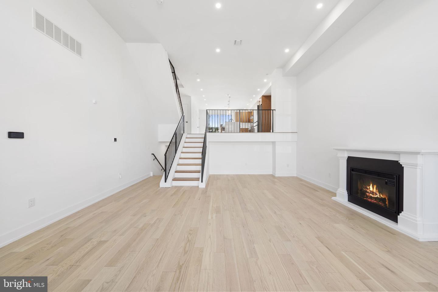 2552 E Somerset St Property Photo 69