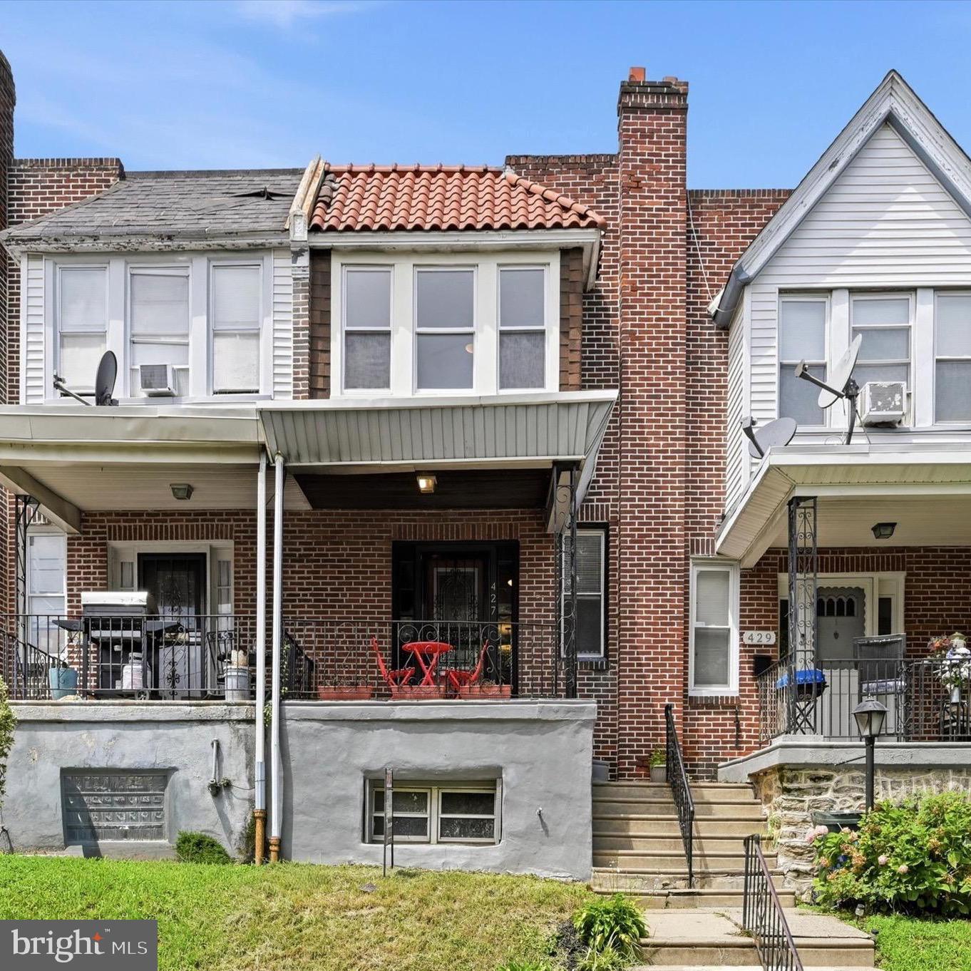 427 E Sharpnack St Property Photo 1