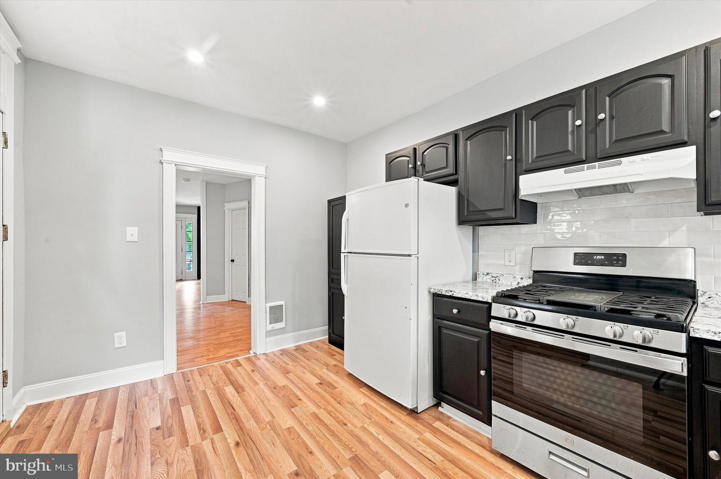 427 E Sharpnack St Property Photo 7