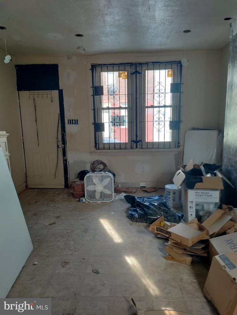 242 E Mayfield St Property Photo 3