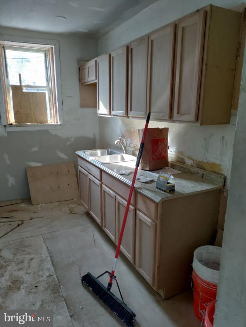242 E Mayfield St Property Photo 8