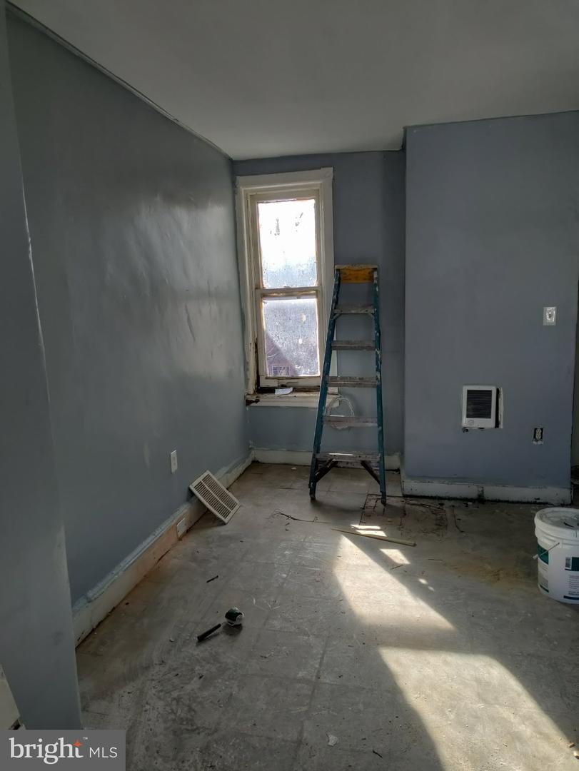 242 E Mayfield St Property Photo 13