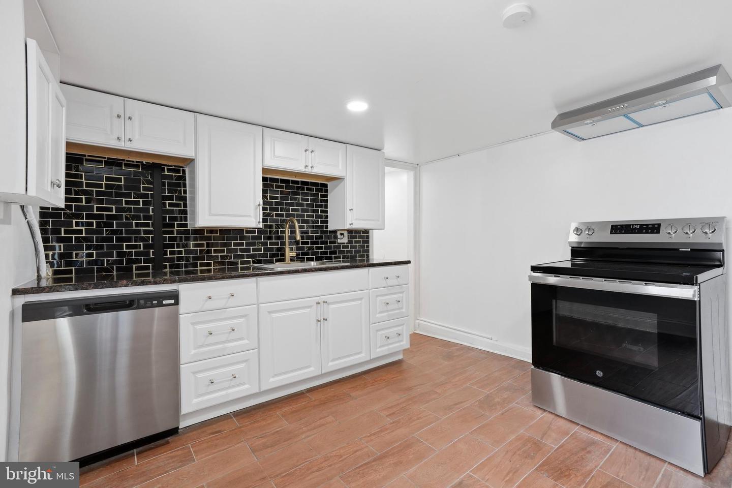 250 E GIRARD AVE #2 Property Photo 1