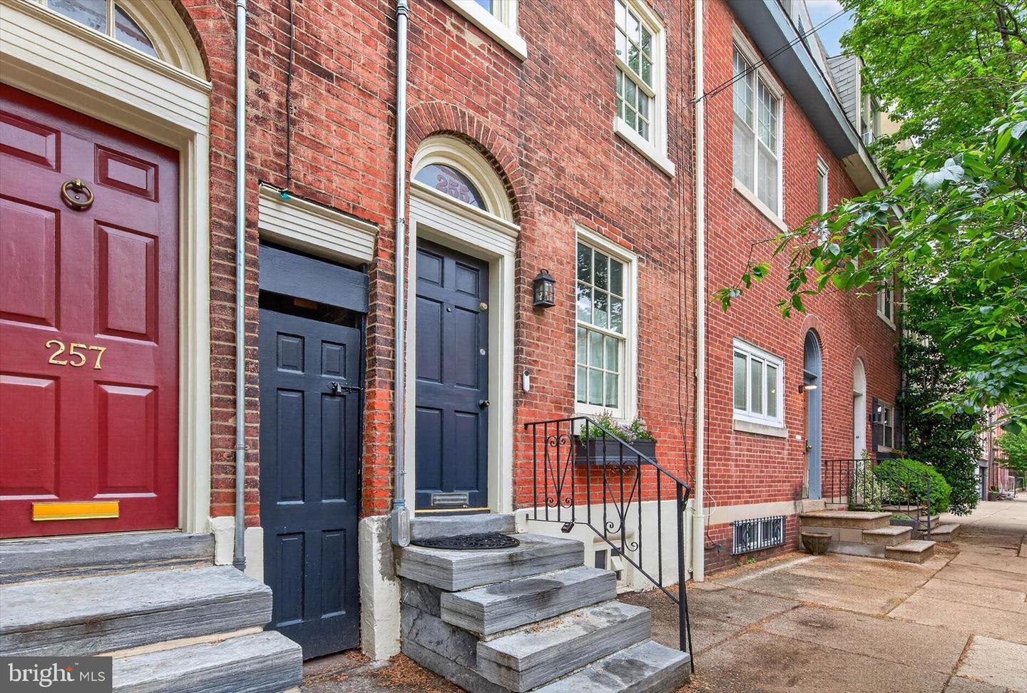 255 Queen St Property Photo 1
