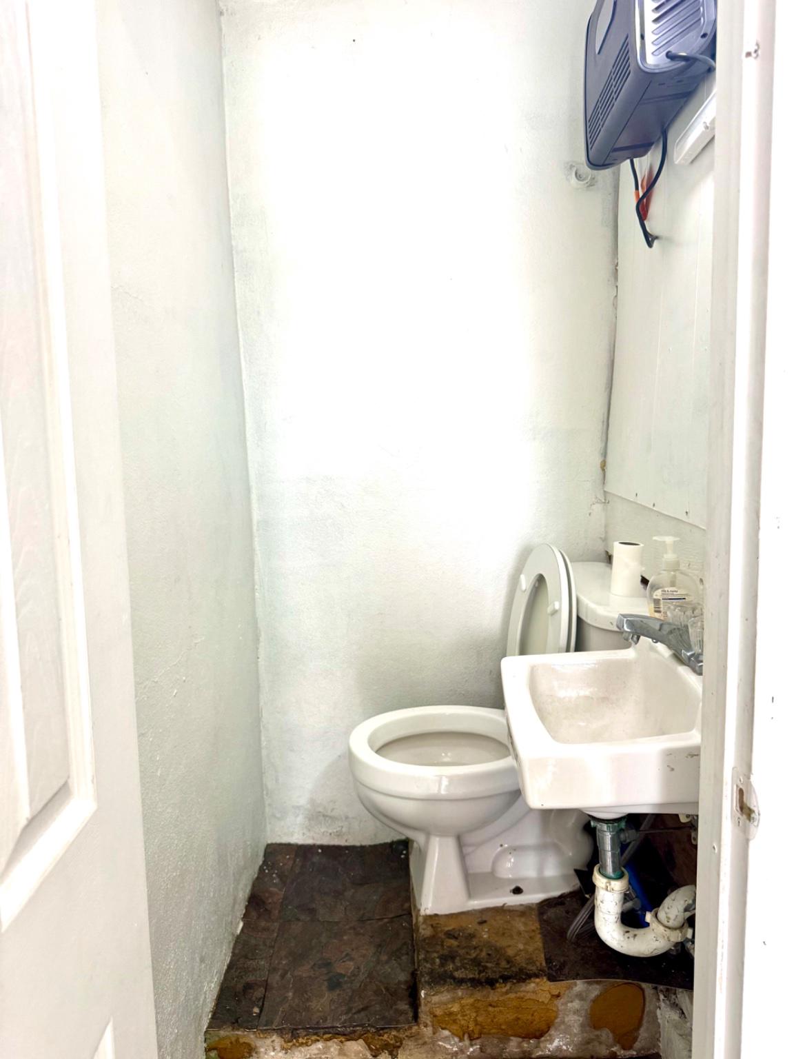 211 W Ontario St Property Photo 5