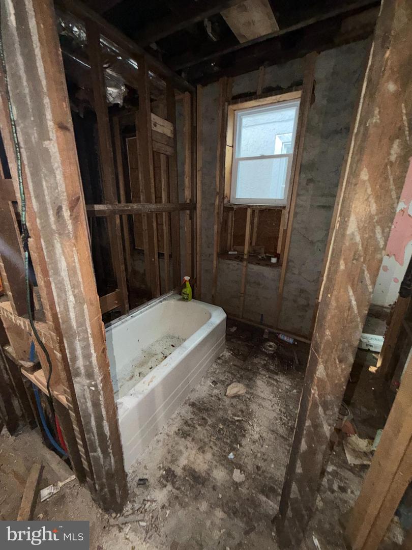 1846 E Monmouth St Property Photo 6