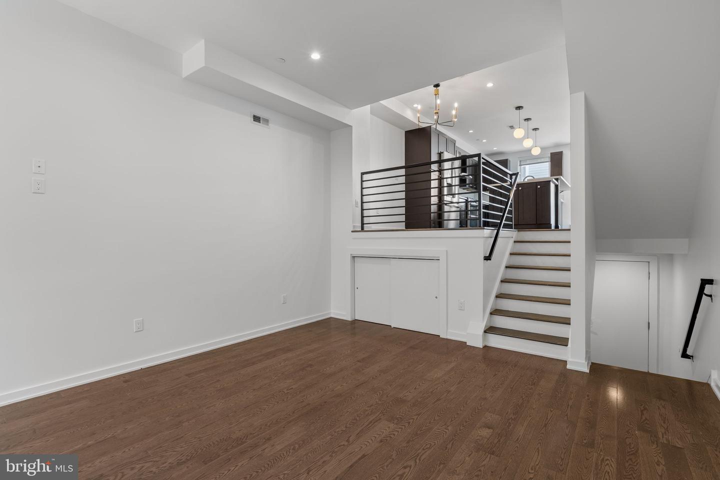 418 Wallace St Property Photo 4