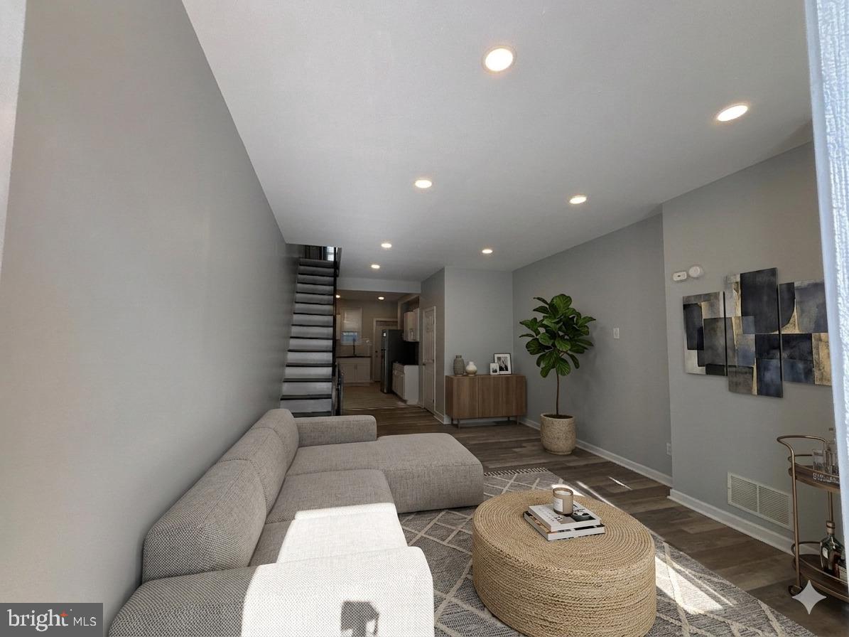 1718 N Dover St Property Photo 10