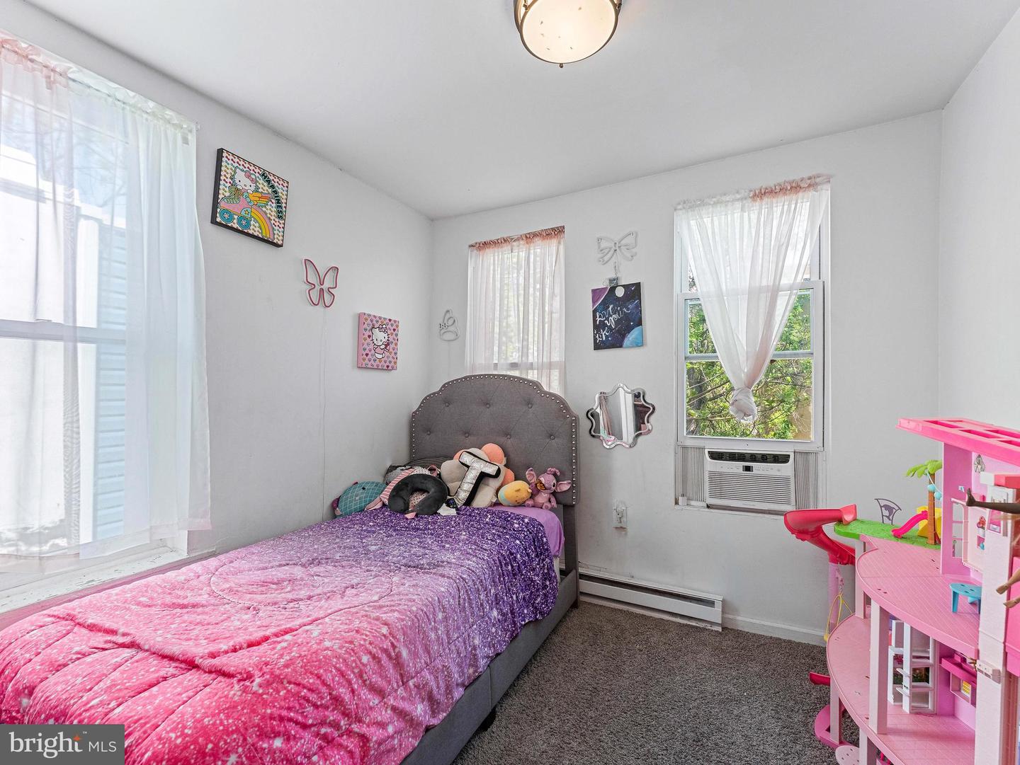 2425 W Oakdale St Property Photo 6