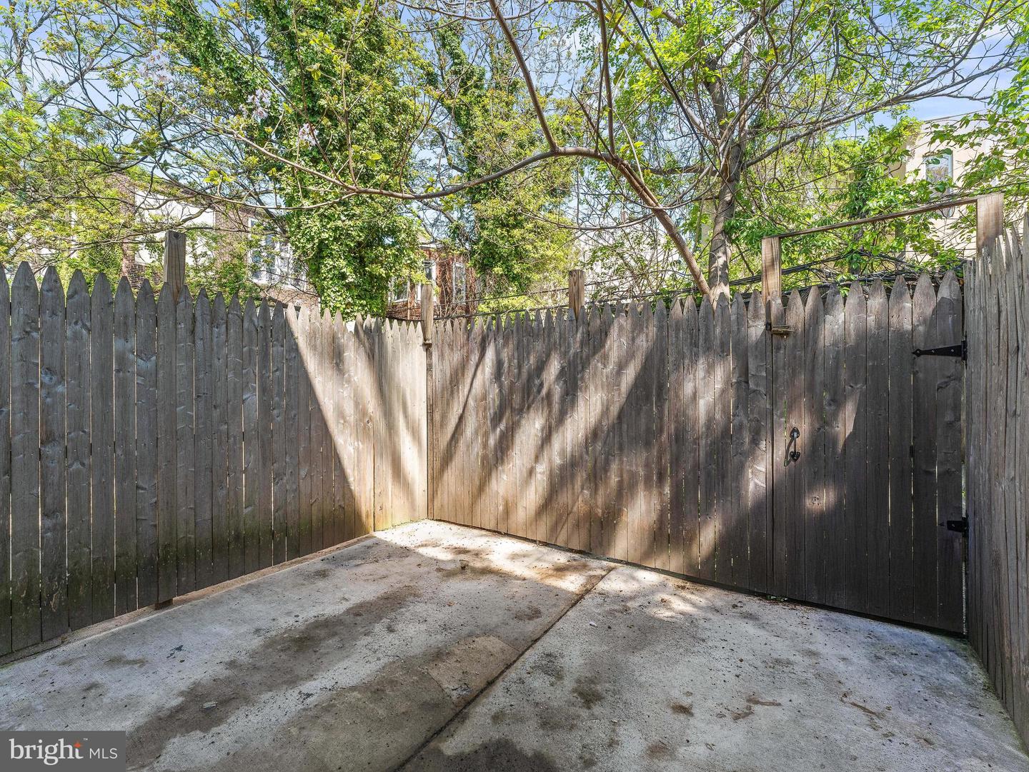 2425 W Oakdale St Property Photo 12
