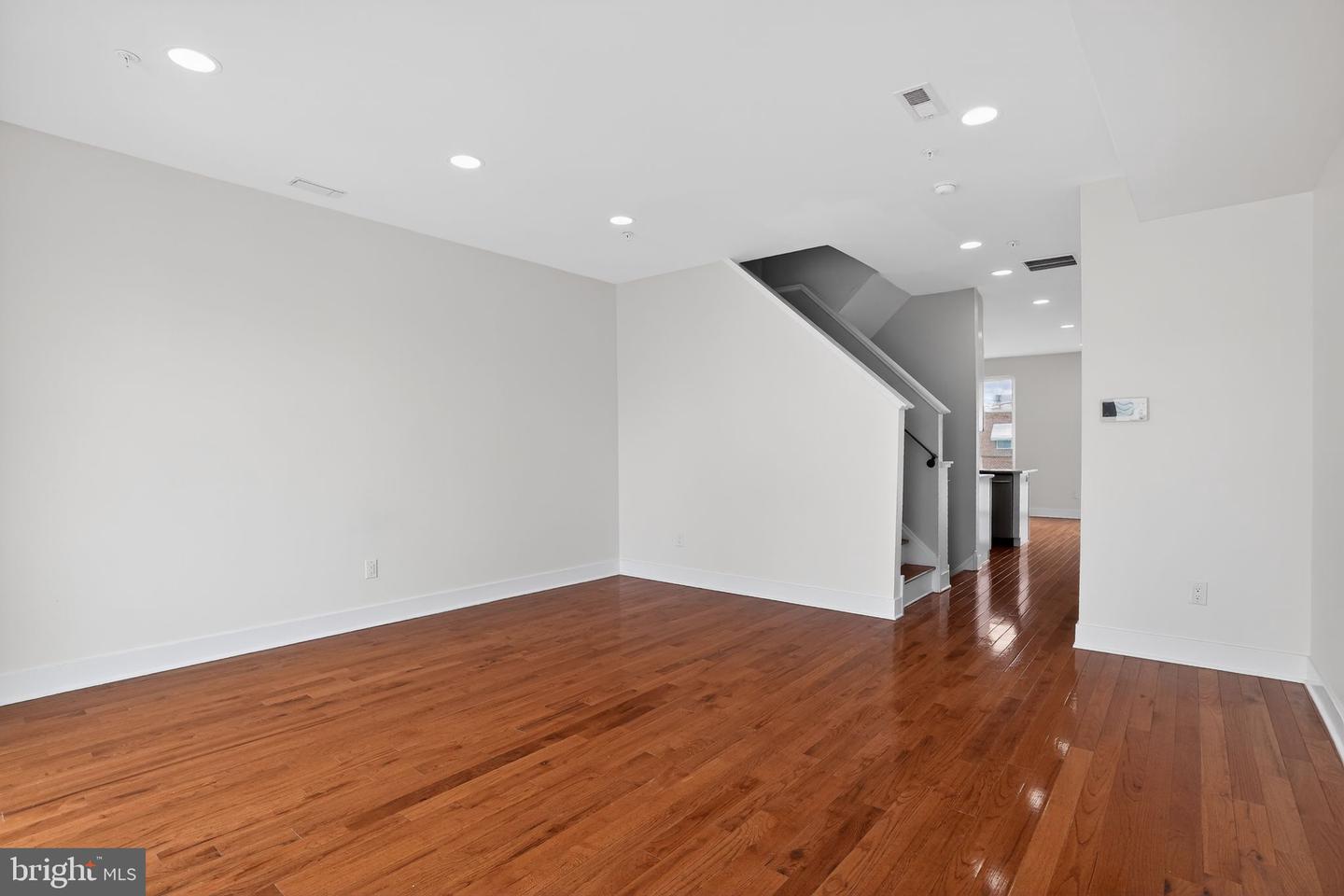 2822 Livingston St Property Photo 16