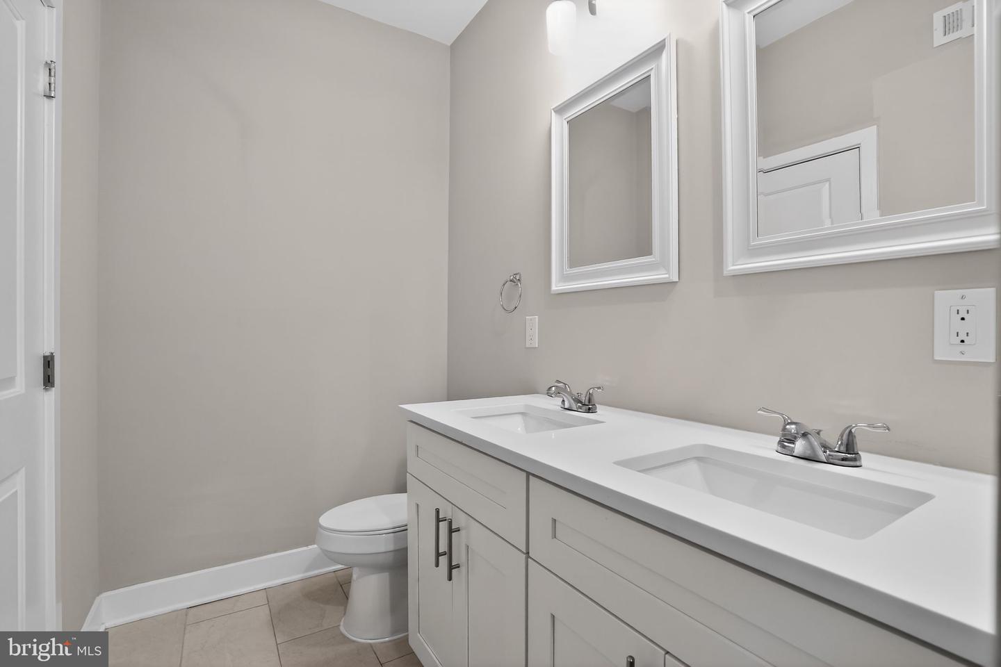 2822 Livingston St Property Photo 32