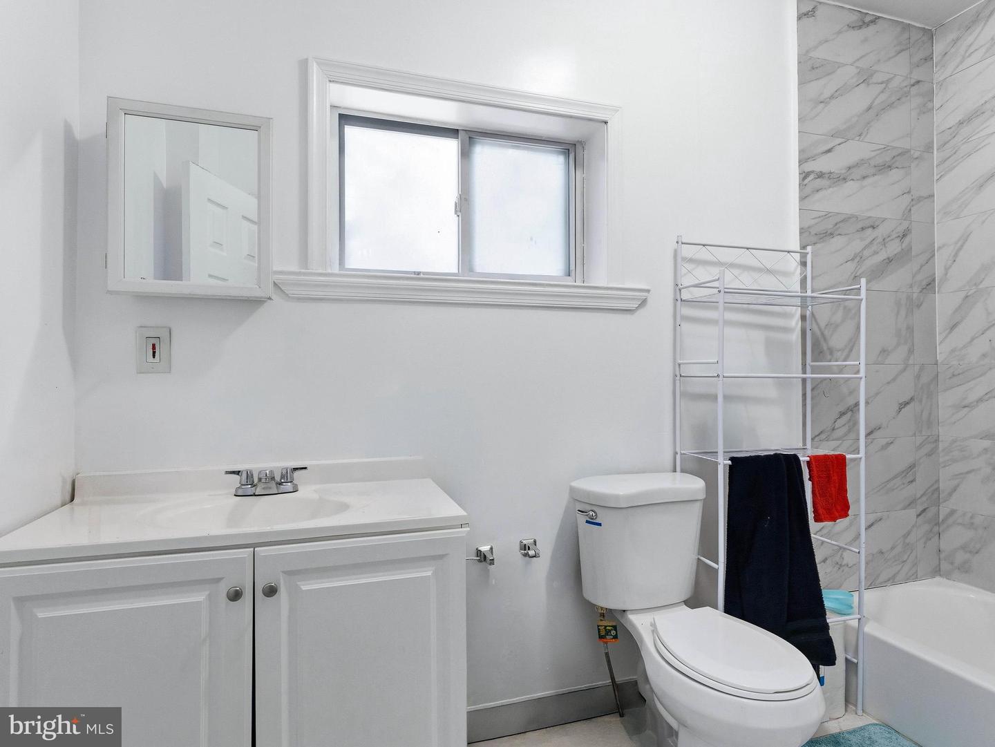 2731 N Darien St Property Photo 5