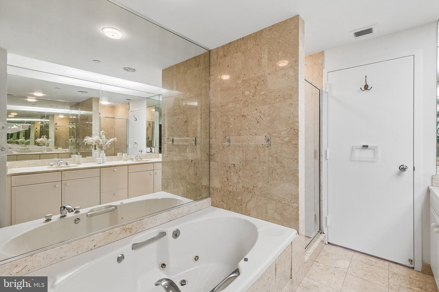 202-10 W Rittenhouse Sq #3302 Property Photo 14